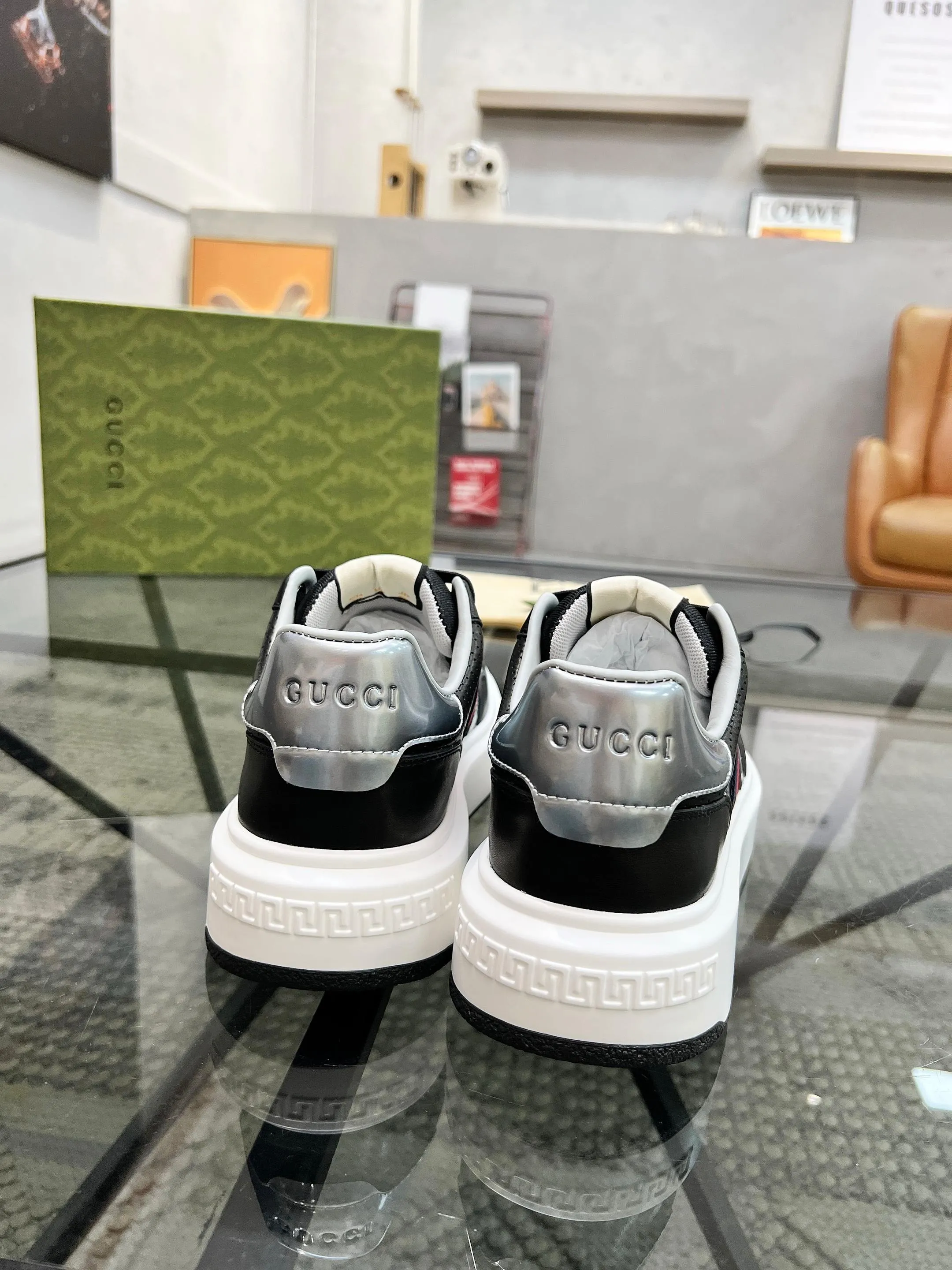 P460 new men's shoes GUCCI [Lightning] latest shoes are shipped. Original quality, fashionable, special materials, sheepskin lining, new packaging. The foot feels super comfortable and the workmanship is impeccable. Size: 38-45